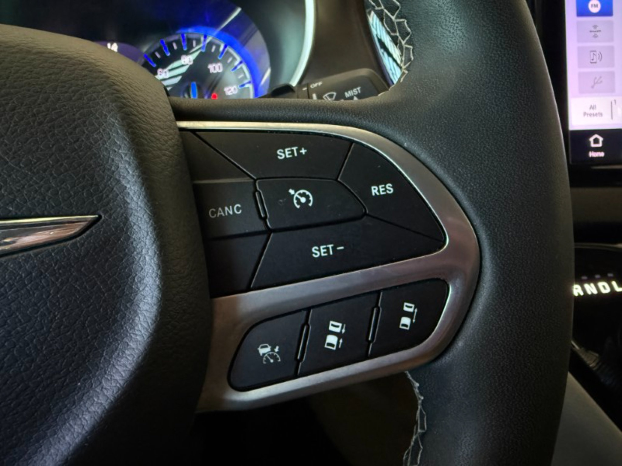 Used 2024 Chrysler Pacifica Touring-L FWD image 38