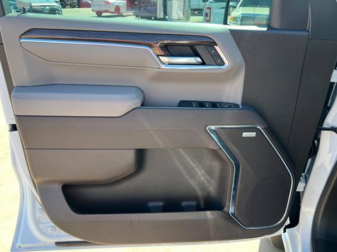 Used 2025 Chevrolet Silverado 1500 LT Trail Boss w/ Convenience Package II AWD/4WD image 16
