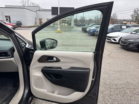 Used 2018 Chrysler Pacifica Touring-L image 11