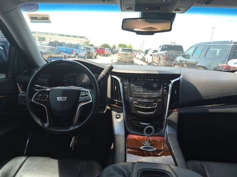 Used 2016 Cadillac Escalade Luxury AWD/4WD image 8