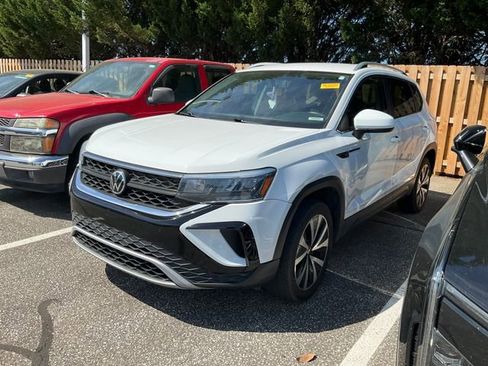 Used 2022 Volkswagen Taos SE image 3