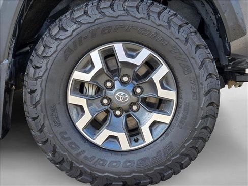 Used 2022 Toyota Tacoma TRD Off-Road AWD/4WD image 21