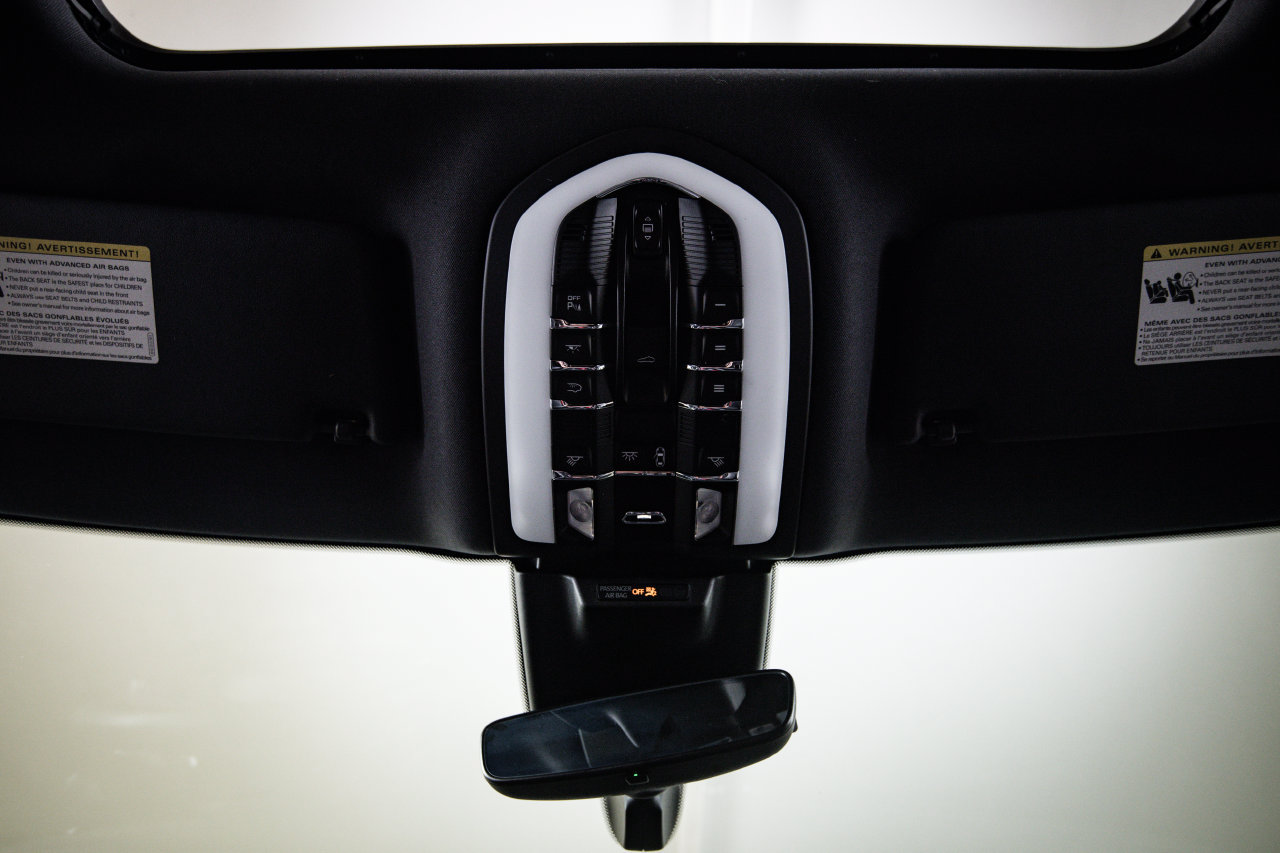 Certified 2025 Porsche Macan AWD/4WD image 20