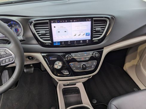 Used 2024 Chrysler Pacifica Touring-L image 17