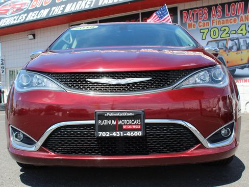Used 2018 Chrysler Pacifica Limited FWD image 11