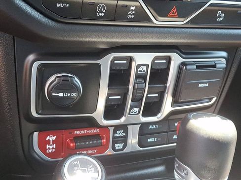 Used 2025 Jeep Wrangler Unlimited Rubicon AWD/4WD image 24