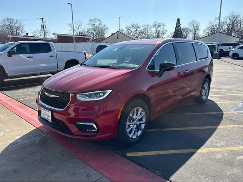 New 2026 Chrysler Pacifica Limited image 7