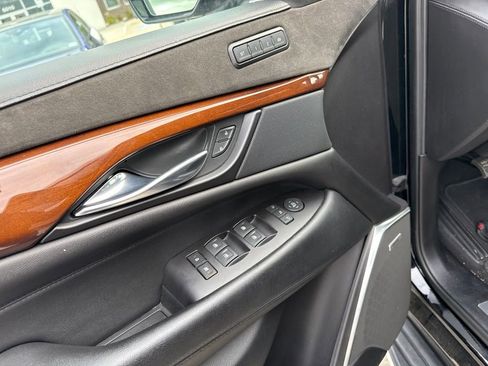 Used 2019 Cadillac Escalade ESV Luxury RWD image 9