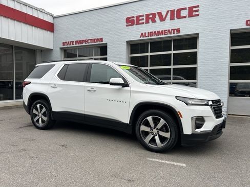 Used 2023 Chevrolet Traverse LT w/ LT Premium Package AWD/4WD image 1