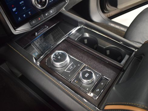 Used 2023 Ford Expedition Platinum image 32