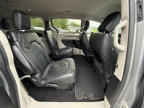 Used 2018 Chrysler Pacifica Touring-L FWD image 31