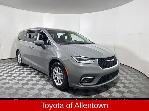 Used 2023 Chrysler Pacifica Touring-L FWD image 1