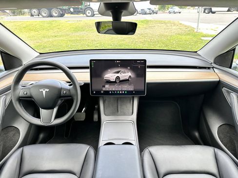 Used 2025 Tesla Model Y Long Range AWD/4WD image 31