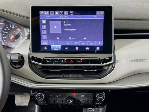 Used 2025 Jeep Compass Limited image 21