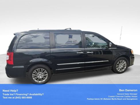 Used 2013 Chrysler Town & Country Touring-L w/ Entertainment Group #2 FWD image 4