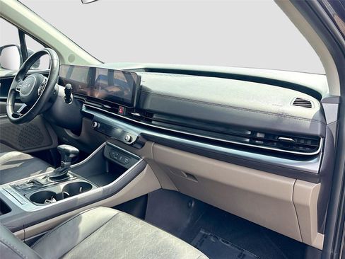 Used 2025 Kia Carnival FWD image 30