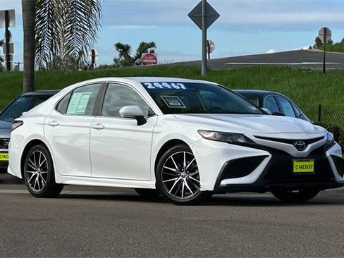 Used 2023 Toyota Camry SE image 3