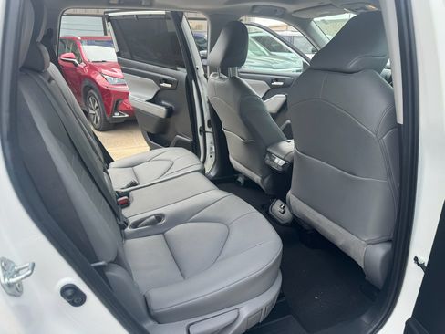 Used 2021 Toyota Highlander XLE AWD/4WD image 17