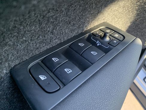 Used 2025 Volvo XC40 B5 Plus image 15