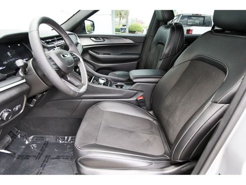 Used 2025 Jeep Grand Cherokee Altitude RWD image 6