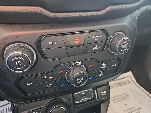 Used 2023 Jeep Renegade Latitude AWD/4WD image 50