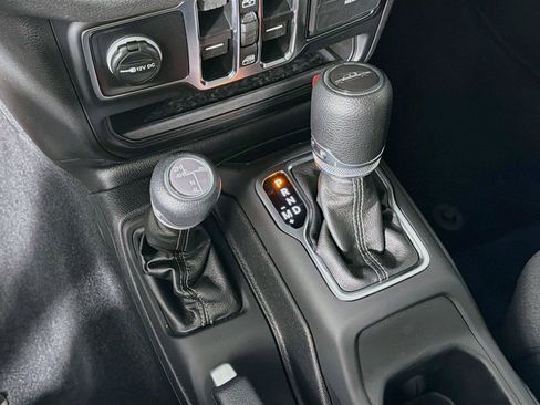 Used 2025 Jeep Gladiator Sport AWD/4WD image 23