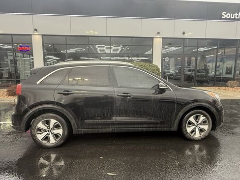 Used 2017 Kia Niro EX image 8
