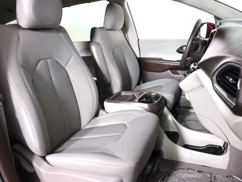 Used 2020 Chrysler Pacifica Touring w/ Advanced Safetytec Group image 39