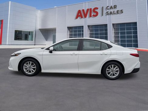 Used 2025 Toyota Camry LE image 2
