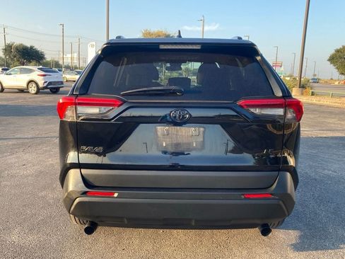 Used 2021 Toyota RAV4 LE FWD image 5