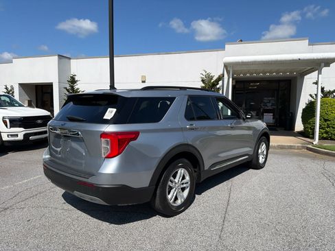 Used 2023 Ford Explorer XLT w/ Equipment Group 202A RWD image 4