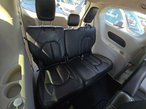 Used 2023 Chrysler Pacifica Touring-L image 6
