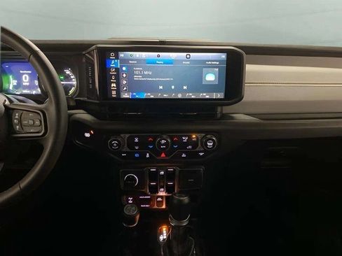 Used 2024 Jeep Wrangler Unlimited image 12