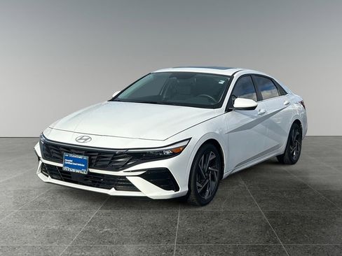 Certified 2025 Hyundai Elantra SEL w/ Cargo Package image 3