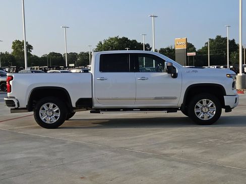 Used 2025 Chevrolet Silverado 2500 High Country w/ Technology Package AWD/4WD image 8