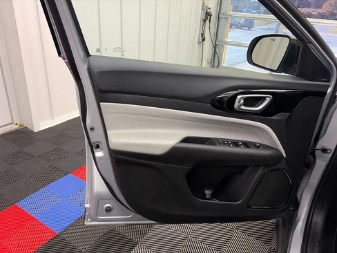 Used 2025 Jeep Compass Limited AWD/4WD image 11