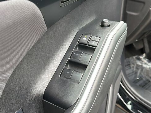Certified 2025 Toyota Highlander LE FWD image 15
