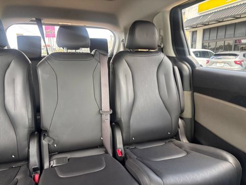 Used 2026 Kia Carnival FWD image 40