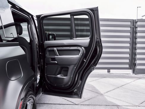 Used 2025 Land Rover Defender 110 V8 image 29