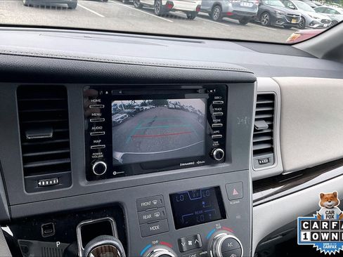 Used 2018 Toyota Sienna XLE w/ XLE Navigation Package FWD image 29