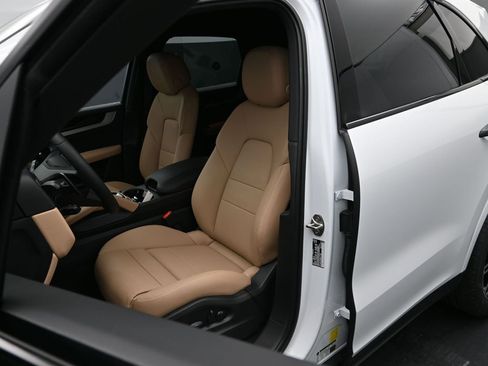 Used 2025 Porsche Cayenne E-Hybrid AWD/4WD image 5