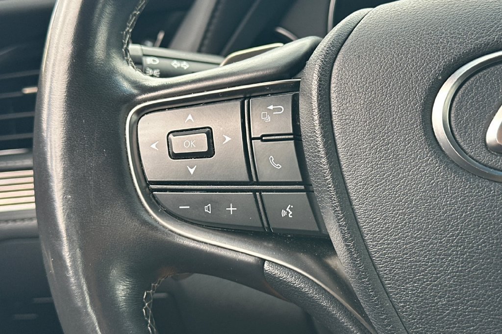Used 2023 Lexus LS 500 w/ Accessory Package (Z1) RWD image 26
