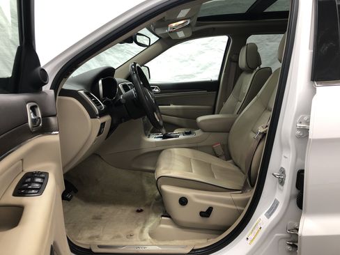 Used 2017 Jeep Grand Cherokee Overland w/ Jeep Active Safety Group image 14