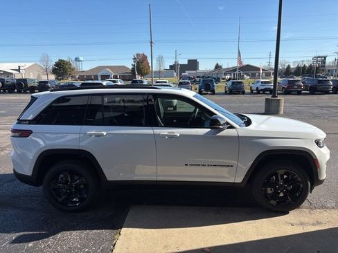 New 2025 Jeep Grand Cherokee Limited w/ Black Appearance Package image 9