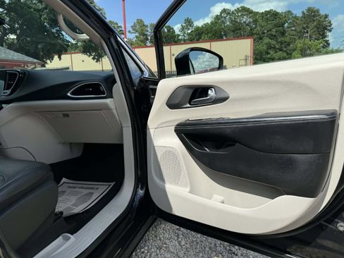 Used 2022 Chrysler Pacifica Touring-L FWD image 23