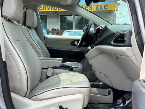 Used 2017 Chrysler Pacifica Limited FWD image 23