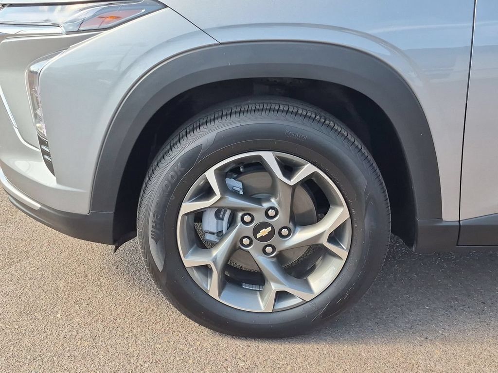 Used 2025 Chevrolet Trax LT FWD image 34