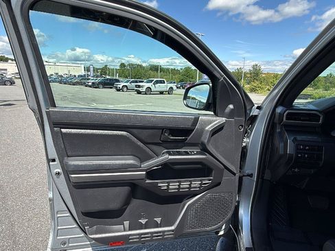 Used 2025 Toyota Tacoma SR5 AWD/4WD image 23