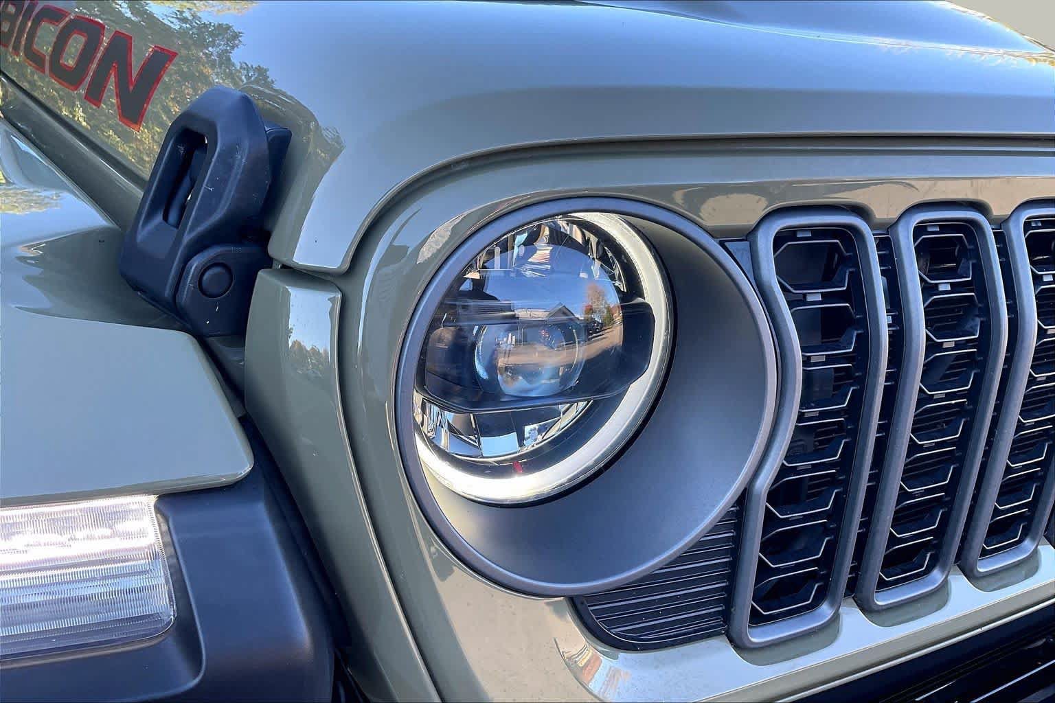 Used 2025 Jeep Gladiator Rubicon AWD/4WD image 23