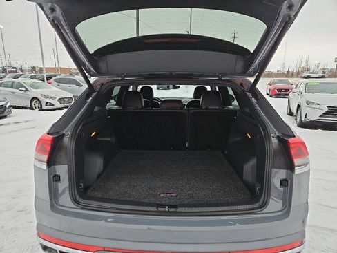 Used 2021 Volkswagen Atlas Cross Sport SE w/ Panoramic Sunroof Package image 16